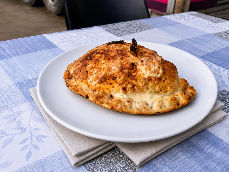 Calzone auf weißem Teller