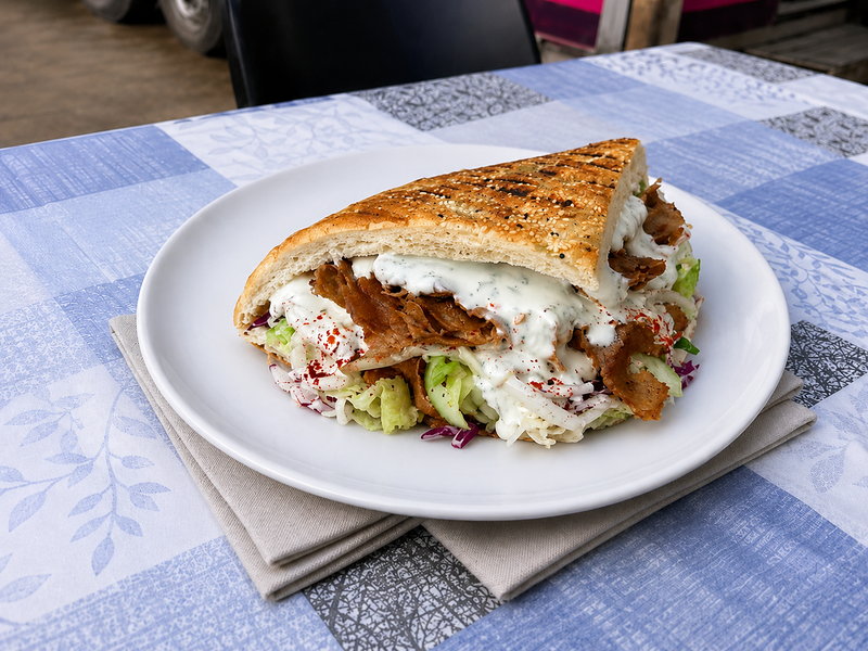 Döner im Fladenbrot auf weißem Teller