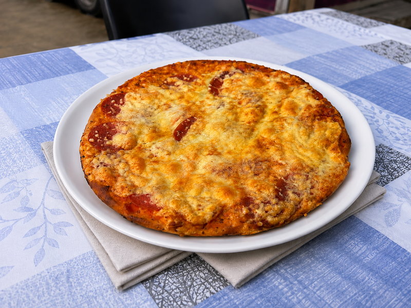 Pizza auf weißem Teller